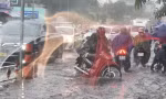 Mưa trắng trời ở TPHCM, giao lộ dẫn vào sân bay Tân Sơn Nhất ngập chưa từng thấy