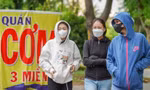 Người dân TPHCM chật vật chống chọi dưới nắng nóng khắc nghiệt