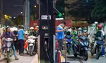 Người dân TPHCM lại quay cuồng trong ma trận ‘hết xăng, còn dầu’
