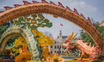 Ngắm 3 linh vật rồng khổng lồ uốn lượn ở đường hoa Nguyễn Huệ trước giờ mở cửa