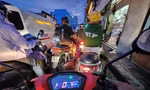 Người dân TPHCM vật vã tìm đường về nhà sau trận mưa trắng trời