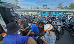 Khóc - cười mua xăng: Nơi vỡ òa được đổ đầy bình, chỗ đội nắng mòn mỏi chờ đợi
