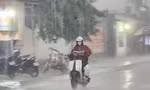 Ảnh hưởng bão Trà Mi, TPHCM mưa rất lớn, mây đen bao phủ 