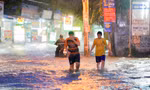 Đường vùng ven ở TPHCM thành sông sau mưa lớn kéo dài