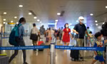 Ngày đầu kỳ nghỉ lễ, sân bay Tân Sơn Nhất đông khách nhưng không tắc