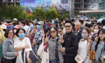 Hàng ngàn người xếp hàng từ sáng sớm để đi metro số 1 ngày đầu vận hành