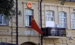 Trước đại sứ quán Trung Quốc ở Vilnius, Lithuania. (Ảnh: EPA)