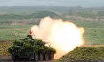 Hình ảnh trong một cuộc tập trận bắn đạn thật ở Shizuoka hồi tháng 5. (Ảnh: Reuters)