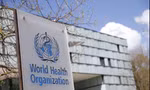 Logo của WHO trước trụ sở tại Thuỵ Sĩ. (Ảnh: Reuters)