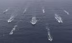 ​Tàu sân bay HMS Queen Elizabeth cũng các tàu hộ tống
