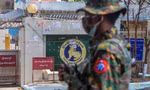 Bên ngoài trụ sở ngân hàng trung ương Myanmar. (Ảnh: Reuters)