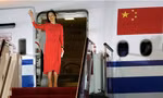 Bà Mạnh Vãn Châu khi đáp xuống sân bay Bảo An Thâm Quyến ngày 26/9. (Ảnh: CNN)