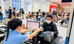 Ngày đầu bán vé tàu Tết: Xếp hàng từ 5h sáng, hơn 26.000 vé hết sạch trong 2 tiếng 