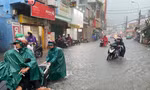 TPHCM đón mưa rất to