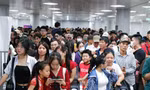 'Biển người' chen chân chờ trải nghiệm metro TPHCM ngày cuối tuần 
