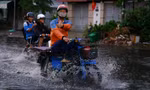 TPHCM mưa lớn giữa trưa, nhiều tuyến đường lại ngập hơn nửa bánh xe