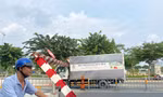 Xe tải tông đổ thanh giới hạn chiều cao trước hầm chui Phạm Văn Chí 