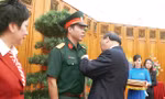 Thủ tướng Nguyễn Xuân Phúc gắn tặng huân chương Lao động hạng Nhất cho Hoàng Xuân Vinh hồi tháng 8/2016. Ảnh: Như Ý