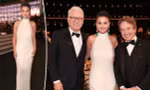 Gặp sự cố trang phục không mong muốn tại Emmy 2022, Selena Gomez vẫn được khen hết lời