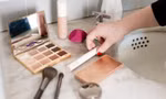 Tủ đồ makeup và skincare quá bừa bộn, nên bắt đầu dọn và sắp xếp từ đâu?