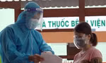 Các tình nguyện viên chương trình ATM nhân lực tiêm vắc xin hỗ trợ người dân tiêm chủng.