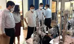 Đại diện lãnh đạo UBND, các sở, ngành và Hội Doanh nhân trẻ tỉnh Bình Dương tiếp nhận các trang thiết bị y tế. Ảnh: CTV