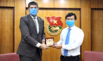 Anh Lê Quốc Phong tặng quà lưu niệm&nbsp;ông Michael Croft tại buổi làm việc