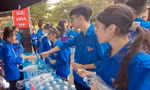 'Áo xanh' tiếp sức thí sinh thi tuyển sinh lớp 10