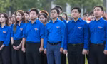 300 đoàn viên thanh niên, nghệ sĩ tề tựu tại Quảng trường Ba Đình chào cờ và hát Quốc ca