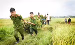 Khoảnh khắc ấm lòng thanh niên công an vượt lũ cứu người, giành giật sự sống