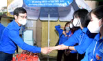 Bí thư thường trực T.Ư Đoàn Bùi Quang Huy thăm, tặng quà tình nguyện viên Tiếp sức mùa thi