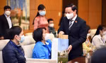 Phó Chủ tịch Quốc hội Nguyễn Khắc Định tặng quà các đại biểu thanh niên khuyết tật. Ảnh: Xuân Tùng