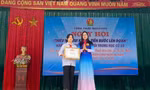Chị Nguyễn Mỹ Linh - Phó Bí thư Thường trực Tỉnh Đoàn, Chủ tịch Hội đồng Đội tỉnh Thái Nguyên tặng Bằng khen Tỉnh Đoàn Thái Nguyên cho học sinh Nguyễn Thị Lan Anh.