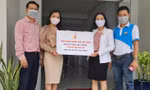 Đại diện Hội DNT Việt Nam tặng đồ bảo hộ y tế đến tỉnh Sóc Trăng