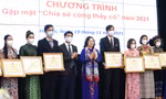 Thứ trưởng Bộ GD&ĐT Ngô Thị Minh và Bí thư T.Ư Đoàn, Chủ tịch Hội LHTN Việt Nam tặng Bằng khen của Bộ GD&ĐT đến các thầy cô. Ảnh: Xuân Tùng