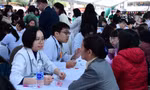 Thầy thuốc trẻ khám sàng lọc, tầm soát ung thư cho người dân ở phố đi bộ Hoàn Kiếm
