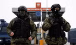 Binh sĩ Ba Lan canh gác ở biên giới với Belarus để ngăn người tị nạn vượt biên. Ảnh: Reuters