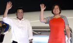 Ông Duterte và con gái. Ảnh: ABS-CBN