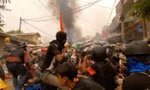 Người dân Sagaing bắn súng cao su về phía lực lượng an ninh. Ảnh: Reuters