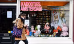 Một người phụ nữ đeo khẩu trang đi bộ ở Amsterdam (Hà Lan). Ảnh: Reuters