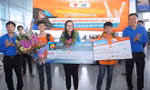 Anh Nguyễn Hải Minh, Phó chủ tịch T.Ư Hội LHTN Việt Nam (ngoài cùng bên phải) tặng hoa cho các thí sinh. ẢNh: X.T.