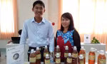 Trần Thành Long với thương hiệu Mật ong Hương Tràm. Ảnh: H.H.