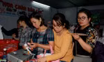 Gian hàng “Mua chán - bán cần” được nhiều công nhân tìm đến để mua đồ tốt giá rẻ. Ảnh: Thanh Trần.