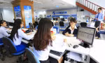 Giao dịch tại Eximbank. Ảnh: Như Ý.
