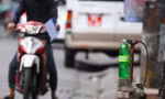 Quán trà đá, tiệm hoa tươi ở Hà Nội tranh thủ bán xăng