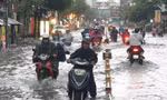 Hàng loạt tuyến đường ở TPHCM ngập nặng sau cơn mưa lớn chiều nay