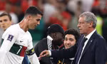Bạn gái và chị ruột Ronaldo 'dằn mặt' HLV Santos: Ông trời có mắt! 