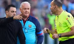 HLV Xavi nổi điên chỉ trích 'kẻ thù' của Messi sau trận hòa của Barcelona 