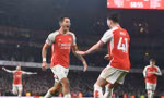 Sân Emirates sặc mùi thuốc pháo, Arsenal bám sát ngôi đầu