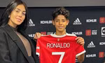 Con trai Ronaldo chính thức khoác áo đội trẻ MU, mang áo số 7 huyền thoại